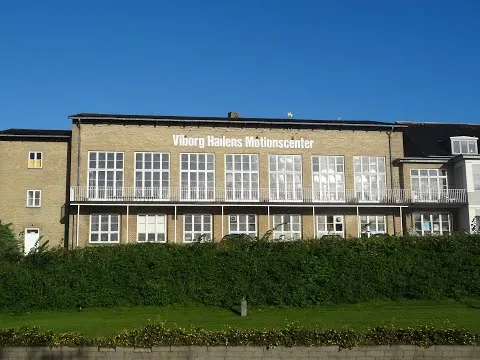 Styrketræning for seniorer på hold i Viborg Hallens Motionscenter